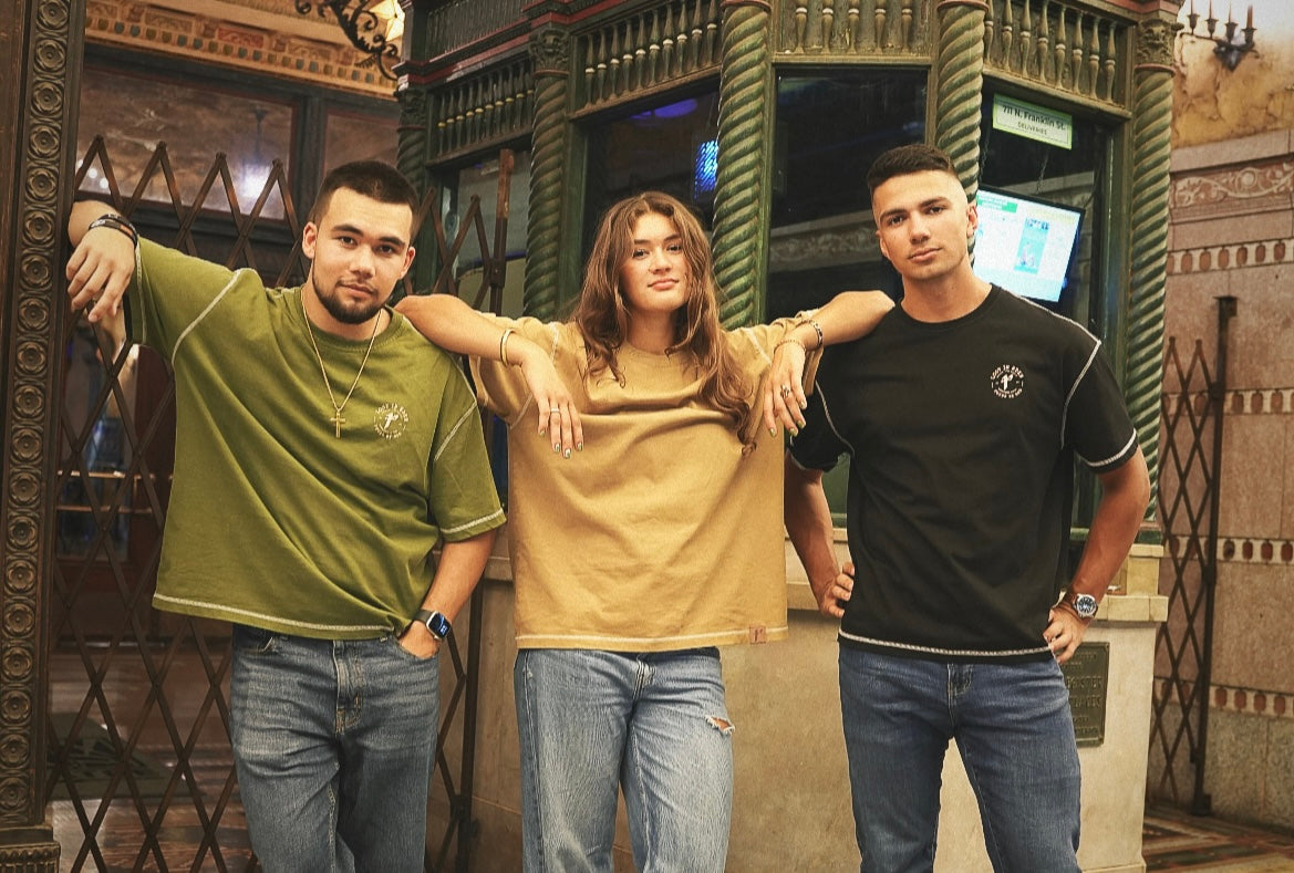 All models are wearing size M